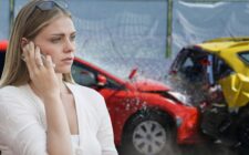 Kobieta po wypadku samochodowym dzwoni do ubepieczyciela